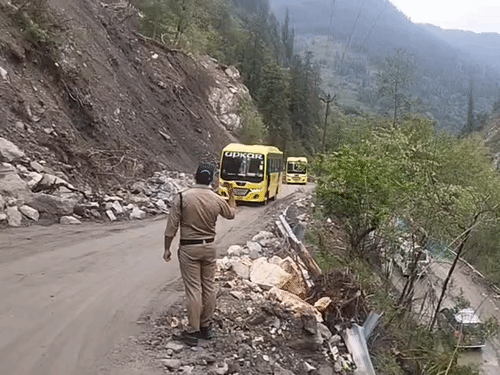 खराब मौसम के बीच गंगोत्री और यमुनोत्री धाम के मार्गों पर जवान तैनात हैं.