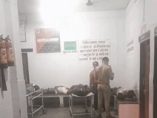 घटना की सूचना पर परिजन अस्पताल पहुंचे। शवों को देखकर परिजनों का रोरोकर बुरा हाल है।