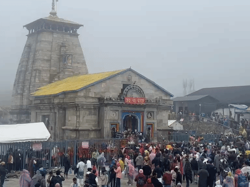 केदारनाथ धाम में आज कोहरा छाया हुआ है और वहां लोगों की भारी भीड़ है.