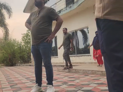 पति ने दोनों को गुंडरदेही इलाके के एक रिसॉर्ट में एक साथ पकड़ लिया।