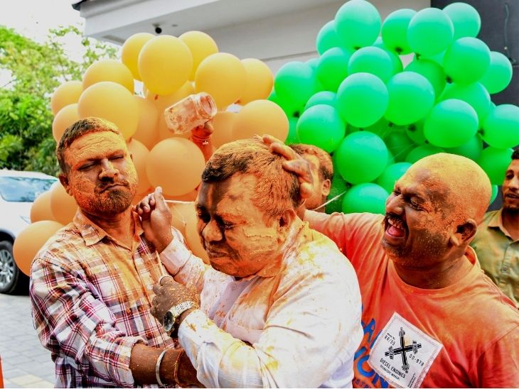 असम में भाजपा की जीत की खुशी में गुवाहाटी में पार्टी कार्यकर्ताओं ने एक-दूसरे को गुलाल लगाया।