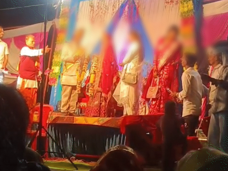 The bride ran down from the stage and garlanded her lover.