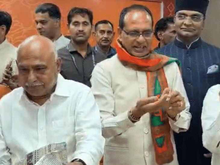 मप्र भाजपा कार्यालय में झालमुड़ी खाकर भाजपा की जीत का जश्न मनाया गया।