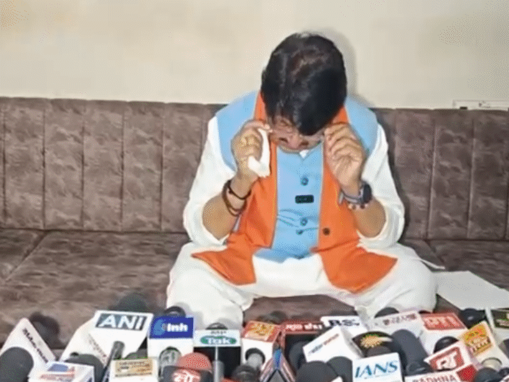 मंत्री कैलाश विजयवर्गीय खुशी में झूमे भी, लेकिन भावुक भी हो गए।