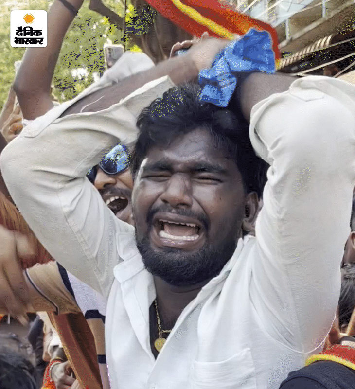 15 अप्रैल को विजय की चेन्नई में रैली थी। थलापति को देखते ही एक फैन चीखने लगा। उसकी आंखों से आंसू गिरने लगे। फैंस में विजय के लिए ऐसी ही दीवानगी है।