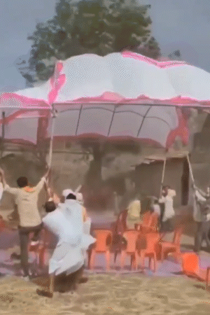 सीतापुर में तेज आंधी आई। इससे शादी के टेंट उड़ गए।