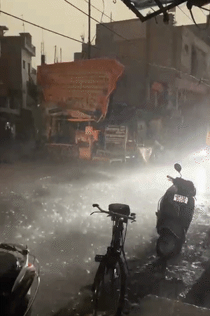 लखनऊ में तूफान के साथ डेढ़ घंटे तक तेज बारिश हुई। कई इलाकों में बिजली गुल हो गई।