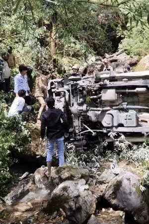 पुलिस और स्थानीय युवा थार की तलाश कर रहे हैं।