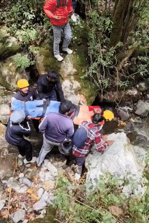 घायलों को खाई से निकाला जा रहा है।