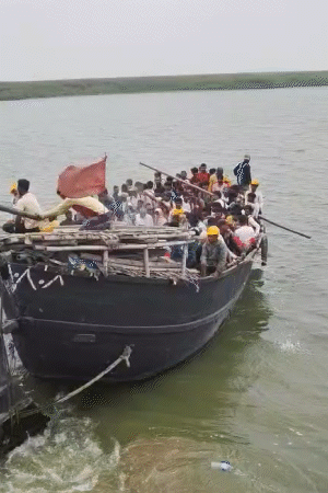 विक्रमशिला पुल बंद होने से लोग नाव के सहारे एक ओर से दूसरी ओर जा रहे हैं।