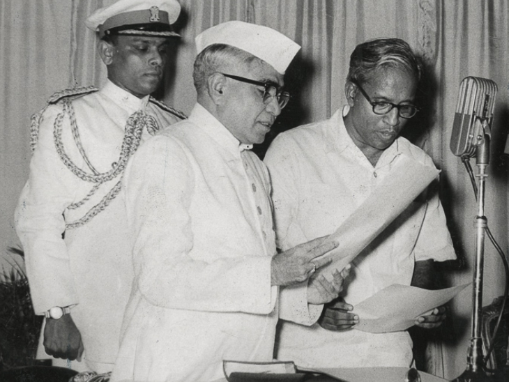 5 अप्रैल 1957, केरल के पहले सीएम के रूप में शपथ लेते हुए ईएमएस नंबूदरिपाद ।