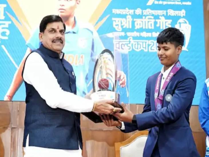 क्रिकेटर क्रांति गौड़ को पुरस्कृत करते मुख्यमंत्री डॉ. मोहन यादव।