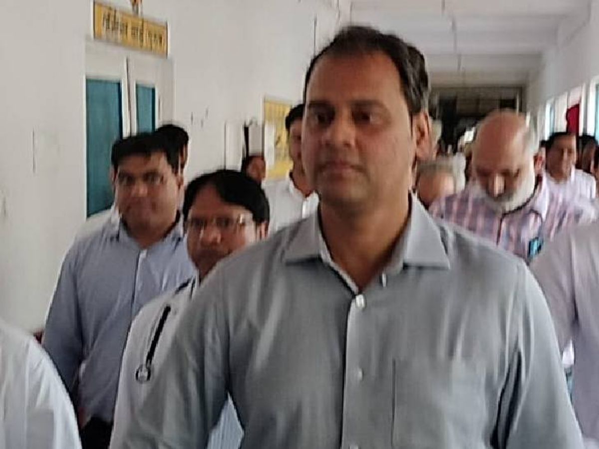 तस्वीर आईएएस अनुज सिंह की है।