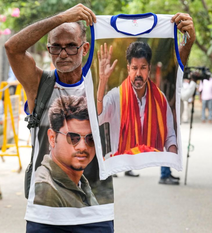 विजय की फॉलोइंग सिर्फ फिल्मों की टिकट खिड़की तक नहीं है। उनका एक सोशल नेटवर्क भी है। इसकी वजह है कि विजय पर्दे पर क्लास की जगह मास के हीरो रहे हैं।