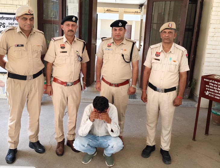 पुलिस की गिरफ्त में सरपंच विनोद रानी का भतीजा सुरेंद्र।