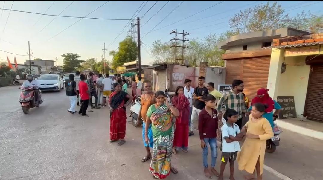 जामुल में सड़क हादसे के बाद सड़क पर लगी भीड़।