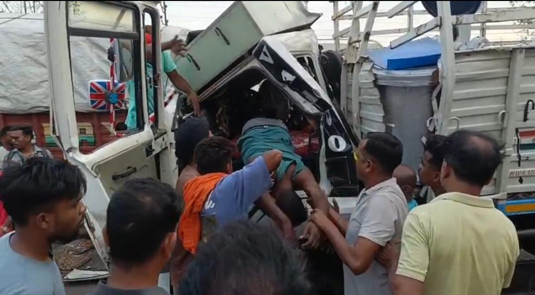 खुर्सीपार में हुए हादसे में ट्रक ड्राइवर को मृत अवस्था में बाहर निकाला गया।