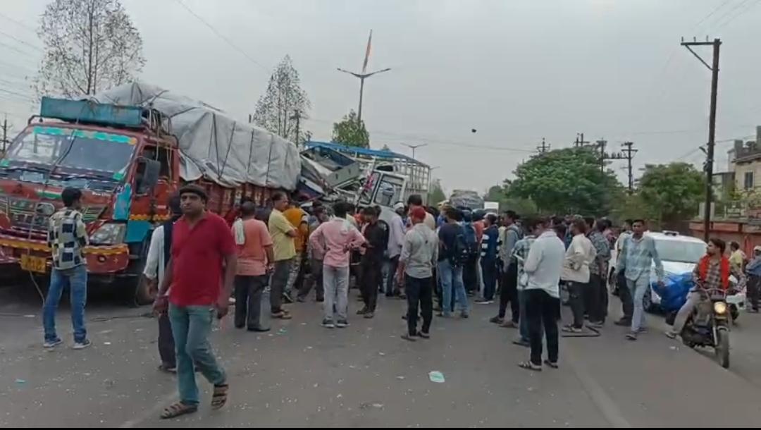 खुर्सीपार में सुबह-सुबह हुआ सड़क हादसा, ड्राइवर की मौके पर ही मौत।