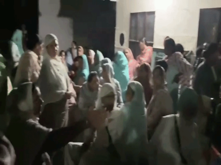 वारदात के बाद घर में जुटे रिश्तेदार और गांववासी।