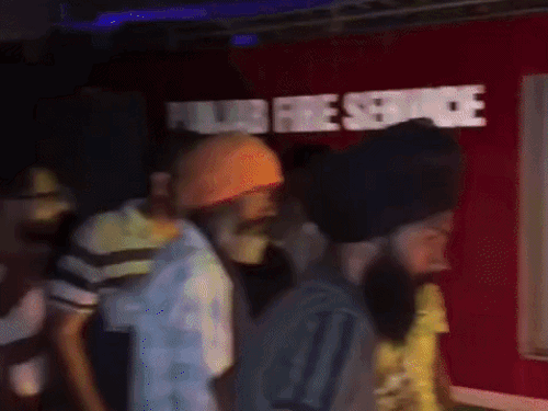 आग बुझाते फायर कर्मी।