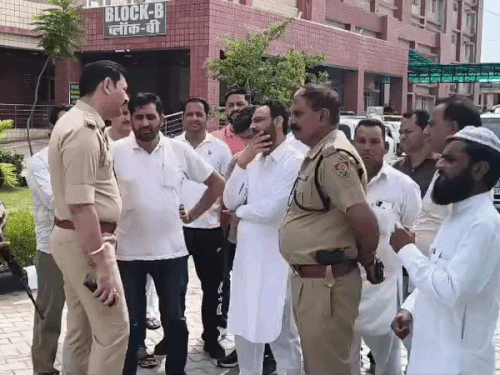 यमुनानगर के अस्पताल में मौजूद परिजन व पुलिस।