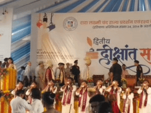 दीक्षांत समारोह के मंच पर पहुंचे राज्यपाल प्रो. असीम कुमार घोष।