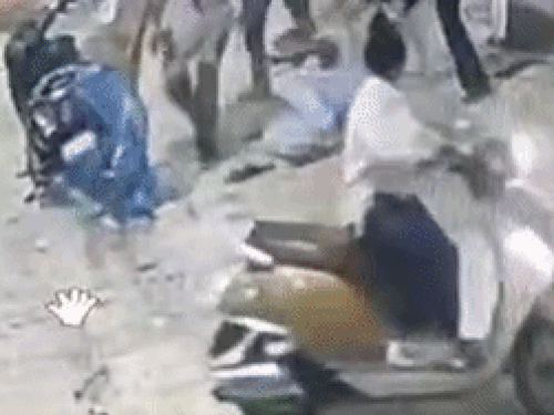 लाठी व डंडों से पीटा और बाद में फरार हो गए।