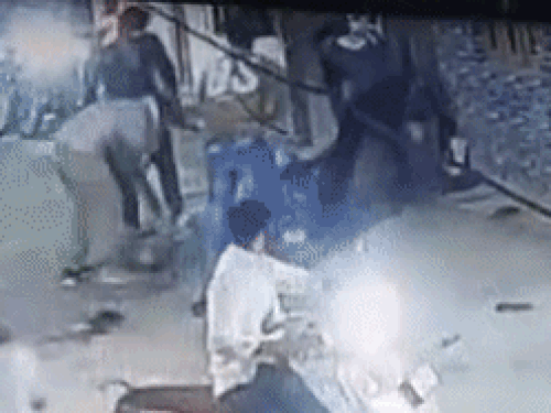 गली में मौजूद पत्थर उठाकर भी मारपीट की।