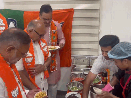 CMO में मुख्यमंत्री भजनलाल शर्मा के साथ पूर्व प्रदेश अध्यक्ष अशोक परनामी झालमुड़ी खाते हुए।