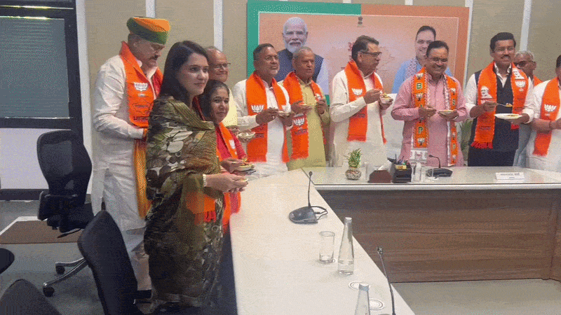 CMO में मुख्यमंत्री भजनलाल शर्मा के साथ मंत्री, सांसद और अन्य झालमुड़ी खाते हुए।