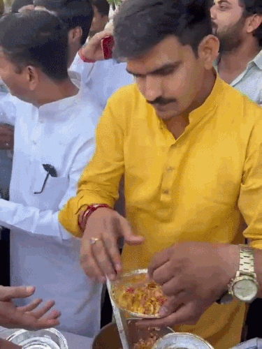 प्रदेश बीजेपी कार्यालय में भी कार्यकर्ताओं ने झालमुड़ी खाई। भाजपा युवा मोर्चा के प्रदेशाध्यक्ष शंकर गोरा ने अपने हाथों से झालमुड़ी बनाकर कार्यकर्ताओं को खिलाई।