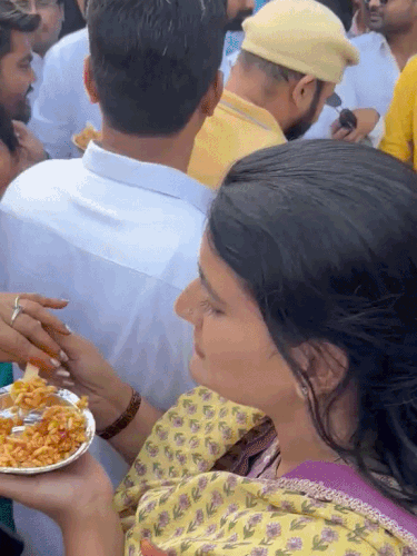 इस दौरान भाजपा महिला मोर्चा अध्यक्ष राखी राठौड़ झालमुड़ी खाते हुए।