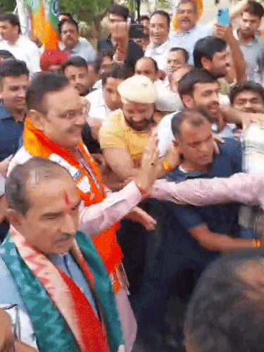 सीएम भजनलाल शर्मा शाम को प्रदेश बीजेपी कार्यालय पहुंचे। इस दौरान प्रदेशाध्यक्ष मदन राठौड़ भी मौजूद रहे।बंगाल में भाजपा की जीत का जश्न मनाया जा रहा है।