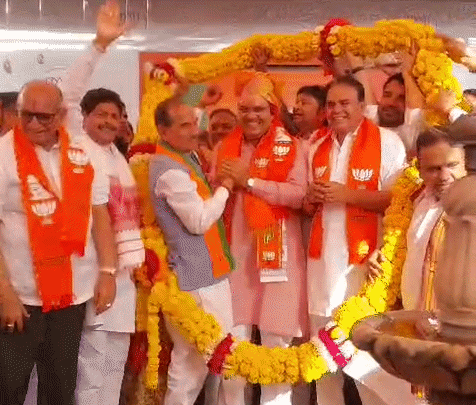 भाजपा प्रदेश मुख्यालय में मुख्यमंत्री भजनलाल शर्मा को माला पहनाकर खुशी मनाई गई।