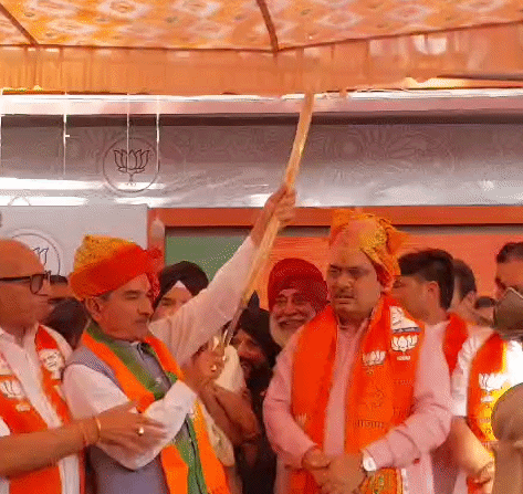 भाजपा मुख्यालय में प्रदेश अध्यक्ष मदन राठौड़ और सीएम भजनलाल शर्मा को तलवार भेंट की गई।