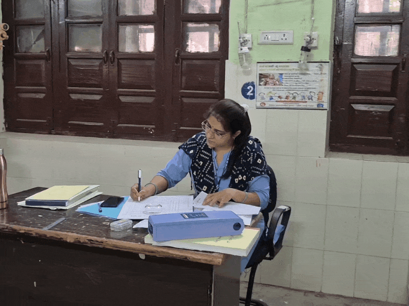 झुंझुनूं में रोजाना लू के मरीज आ रहे है। ऐसे में डॉक्टर्स की ओर से स्क्रीनिंग कर उन्हें ट्रीटमेंट दिया जा रहा है।