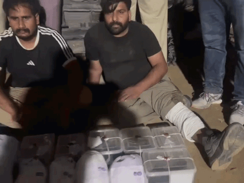 पुलिस की हिरासत में बैठे पंजाब के फाजिल्का जिले के रहने वाले आरोपी।