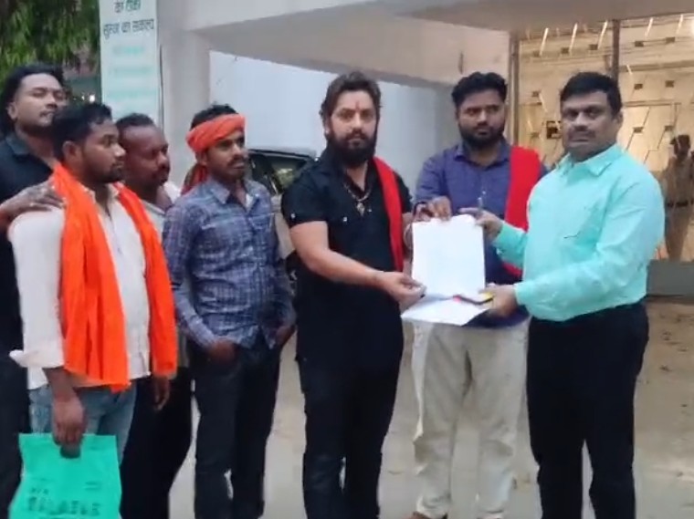 शिवसेना प्रदेश उपाध्यक्ष विवेक पांडे और अन्य सदस्यों ने सौंपा ज्ञापन।