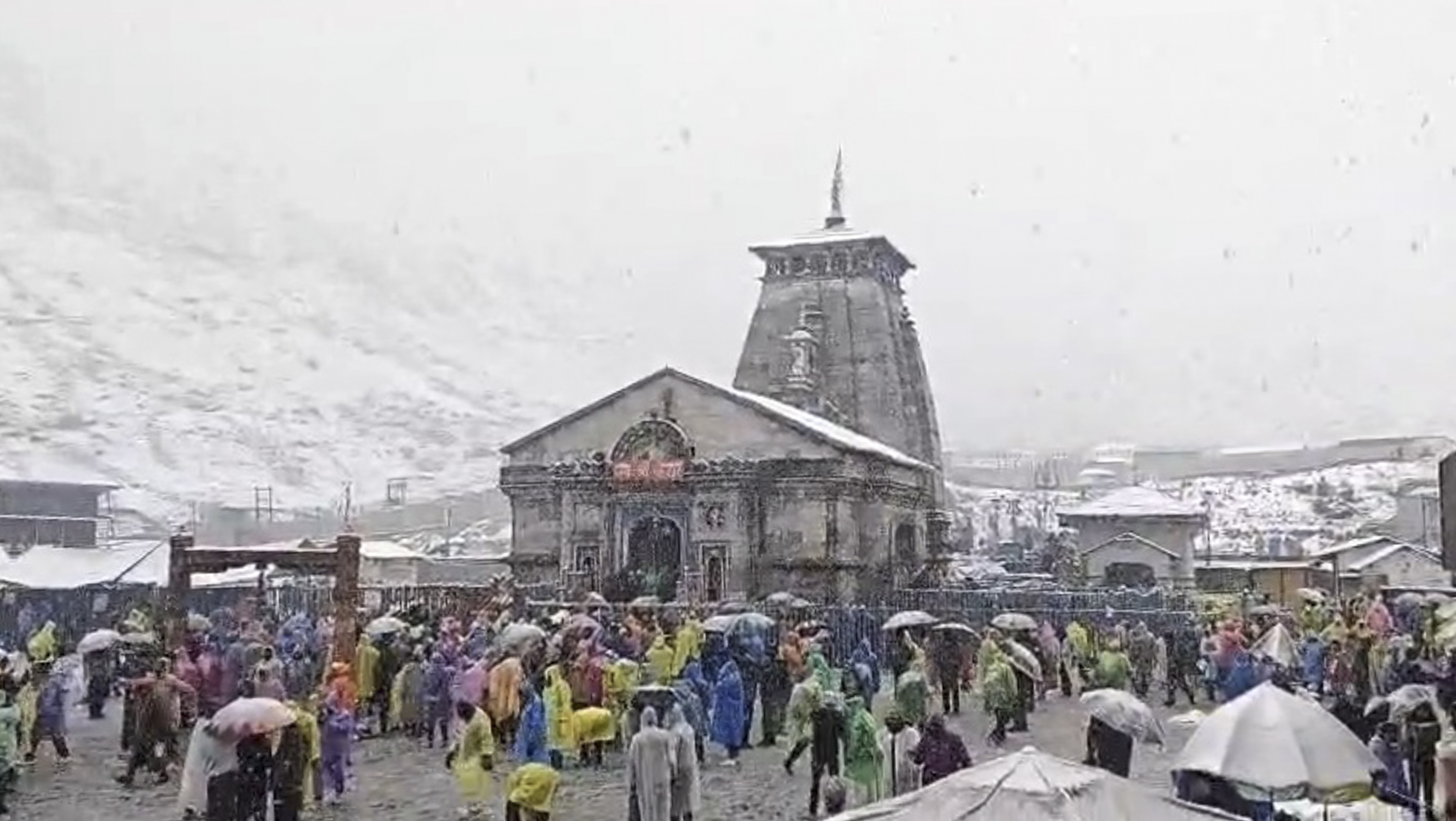 उत्तराखंड के केदारनाथ धाम में सोमवार को बर्फबारी हुई।