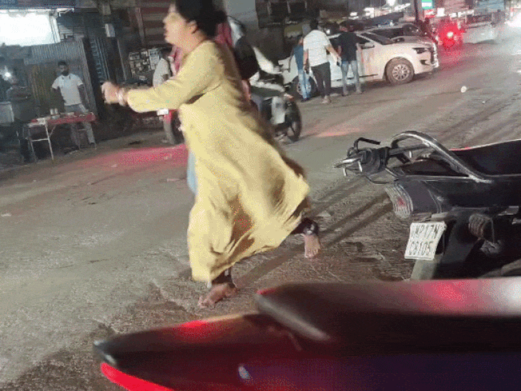 महिला के परिवार का एक सदस्य पहुंचा और उसे अपने साथ घर ले गया। - Dainik Bhaskar