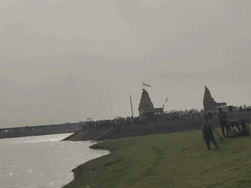 हादसे के बाद नदी के किनारे भीड़ जुट गई।