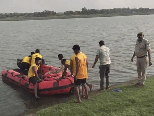 नदी में बोट से लापता लोगों की तलाश करती रेस्क्यू टीम।