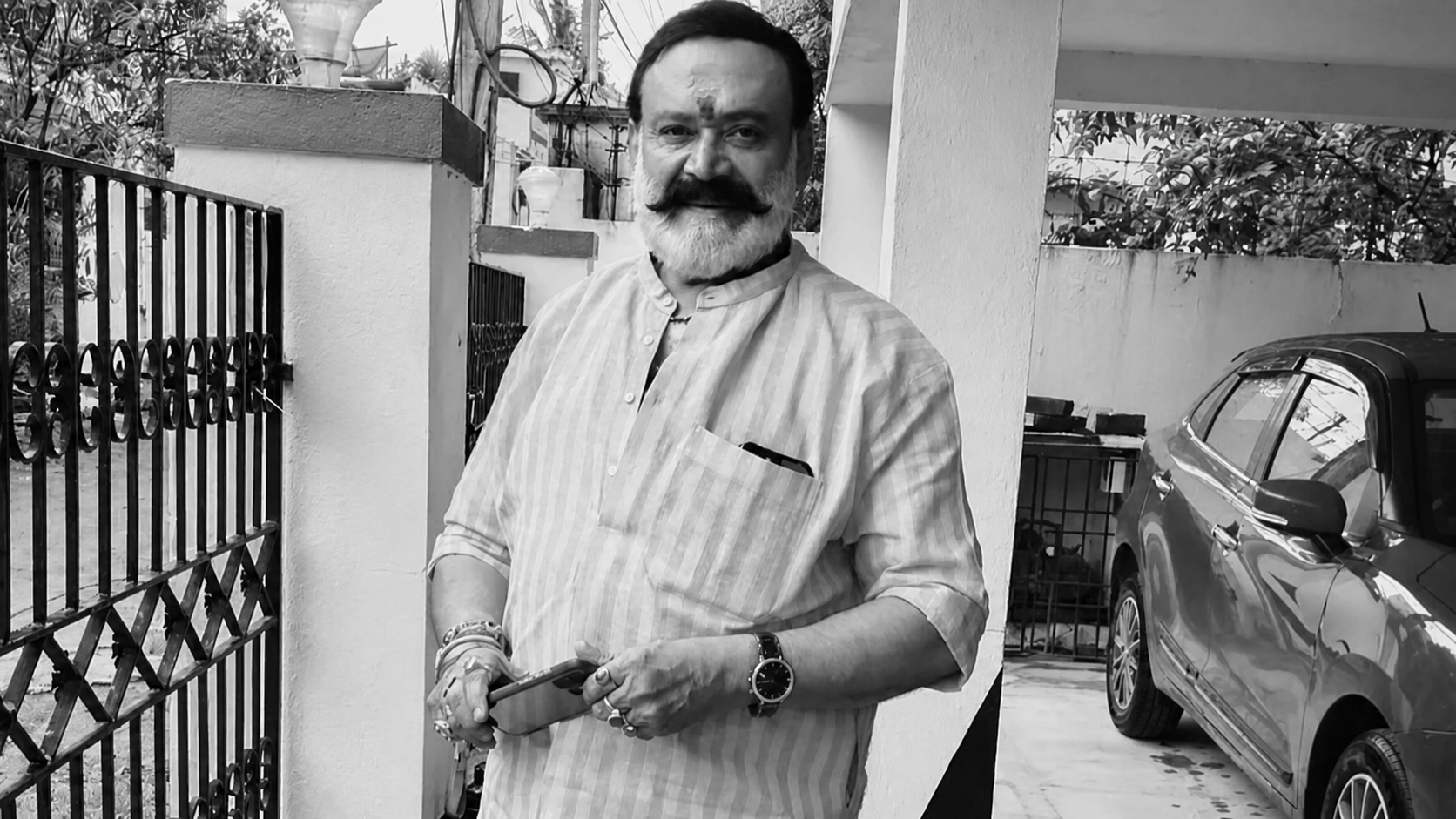 संतोष ने कई फिल्मों में विलेन का मुख्य किरदार भी निभाया।