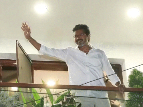 तमिलनाडु में एक्टर विजय ने जीत के बाद घर की बालकनी से समर्थकों का धन्यवाद किया।