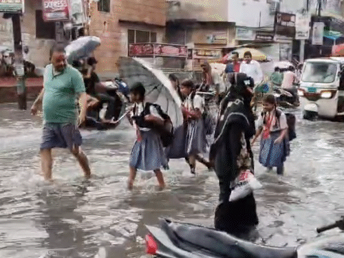 फिरोजाबाद में मंगलवार को तेज बारिश से शहर के कई निचले इलाकों में पानी भर गया। स्कूल से लौटते समय बच्चों को पानी में होकर गुजरना पड़ा।