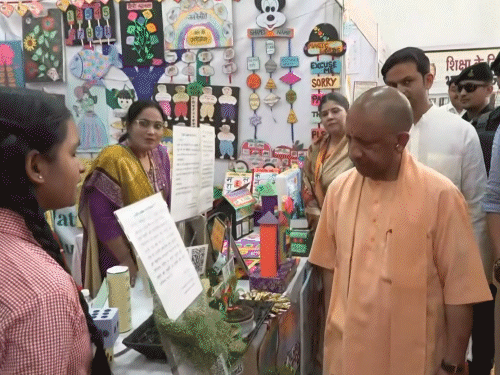 सीएम योगी ने बेसिक शिक्षा परिषद की ओर से लगाए गए स्टॉल को देखा। बच्चों की तरफ से बनाए गए मॉडल को लेकर उनसे सवाल-जवाब किए।