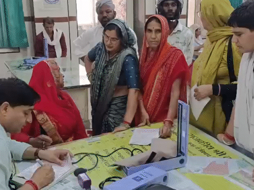 कई मरीजों ने बताया कि वे काफी दूर-दूर से एस के हॉस्पिटल आए हैं। उन्हें हड़ताल को लेकर पहले जानकारी नहीं थी।