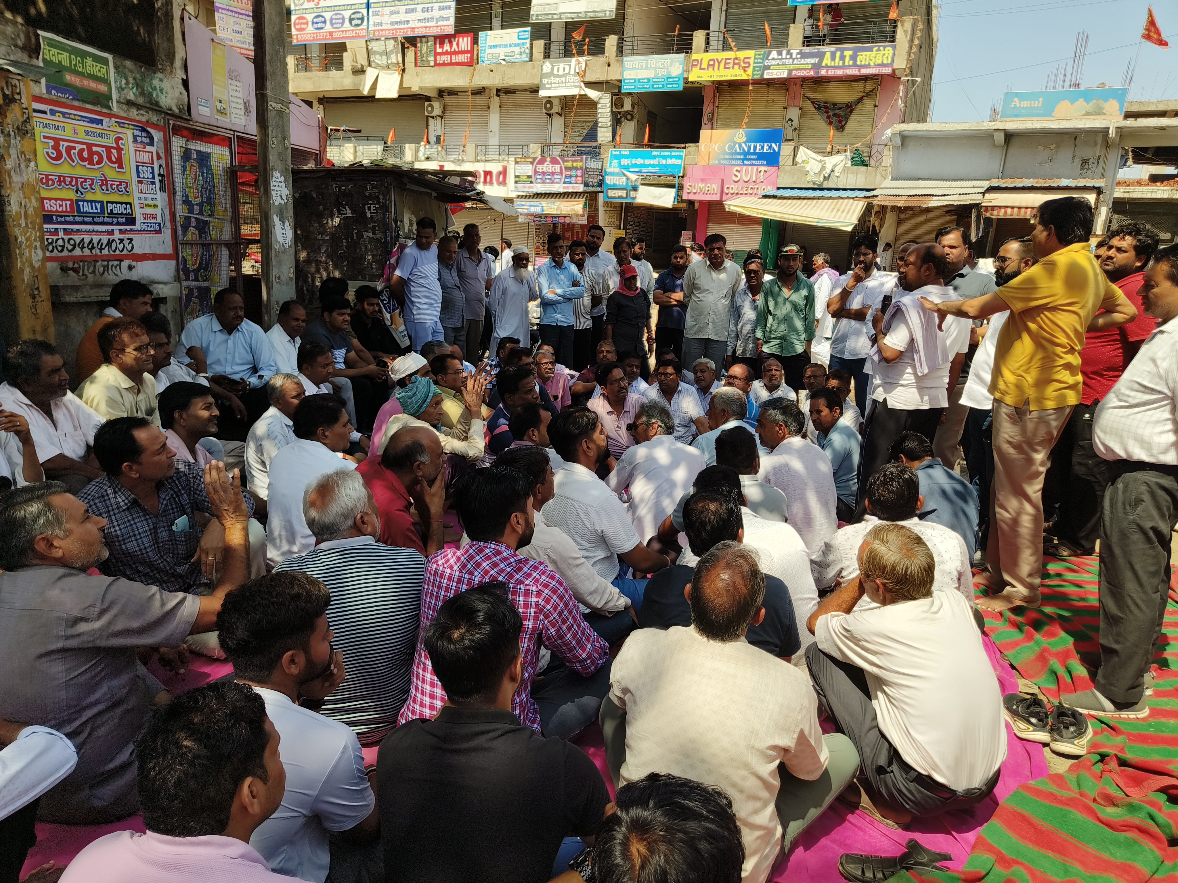 स्टेट हाईवे-37 पर प्रस्तावित अतिक्रमण हटाने की कार्रवाई का विरोध किया।
