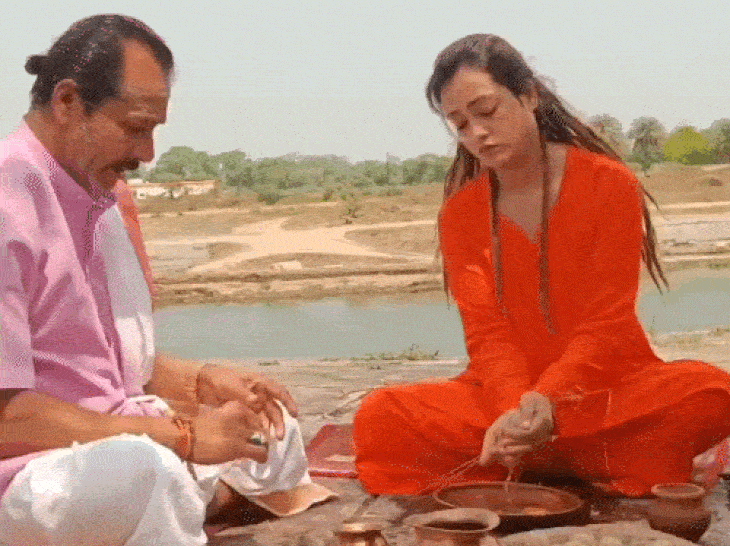 हर्षा संन्यास से पहले पिंडदान भी कर चुकी हैं।