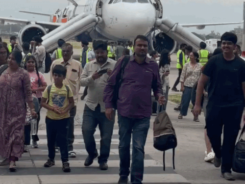 हादसा तब हुआ जब विमान लैंड हो चुका था। एयरपोर्ट कर्मचारियों ने यात्रियों को बाहर निकाला।